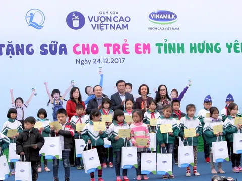 Quỹ sữa vươn cao Việt Nam đem niềm vui cuối năm đến trẻ em tỉnh Hưng Yên