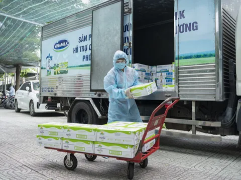 Vinamilk hỗ trợ 48.000 sản phẩm cho tổ công tác lấy mẫu, xét nghiệm của TP.HCM