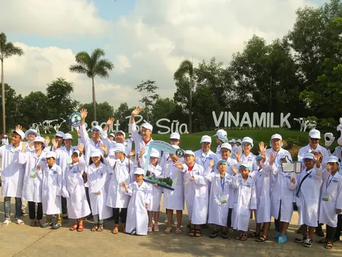 Tận mắt thấy những cô bò ở 'Resort' góp công vào ly sữa học đường