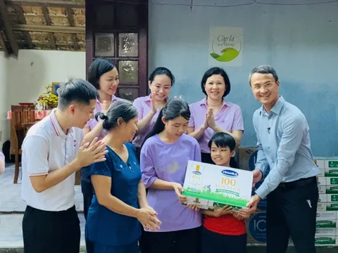 Vinamilk 'trao cơ hội đi học, cho cơ hội đổi đời' cùng chương trình 'Cặp lá yêu thương'