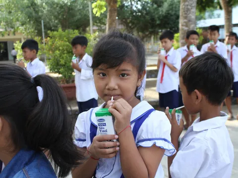 Vinamilk tiếp tục được chọn là đơn vị triển khai sữa học đường tại Trà Vinh