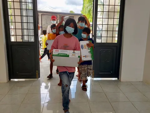 Quỹ sữa Vươn cao Việt Nam mang lại nụ cười hạnh phúc cho trẻ thơ trong mùa dịch