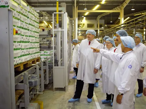 Siêu nhà máy sữa Vinamilk 'ghi điểm' với đoàn công tác của Bộ Nông Nghiệp Mỹ