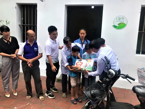 Vinamilk viết tiếp hành trình mang yêu thương đến với 'những chiếc lá chưa lành'