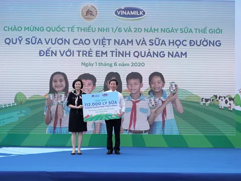 Quỹ sữa Vươn Cao Việt Nam và Vinamilk trao tặng 120.000 ly sữa cho trẻ em Hà Nội
