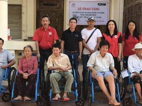 Trao tặng 100 xe lăn cho người khuyết tật