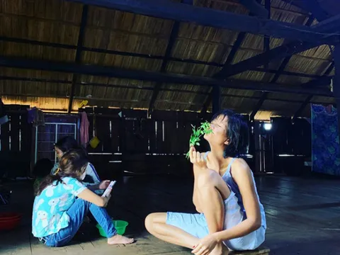 Hoa hậu H'Hen Niê tạm rời xa showbiz, về quê nhặt rau, gặt lúa