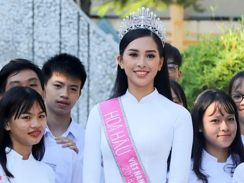 Hoa hậu Trần Tiểu Vy dự lễ chào cờ, trao học bổng ở trường cũ tại Hội An