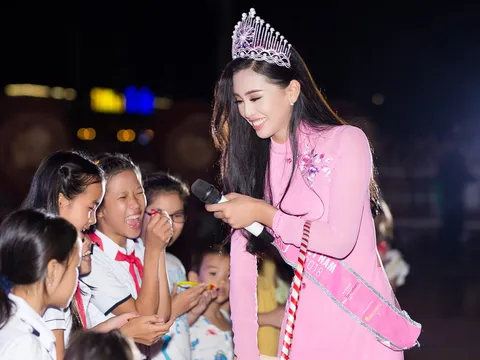 Hoa hậu Trần Tiểu Vy trao quà Trung thu cho trẻ em khó khăn ở Quảng Nam