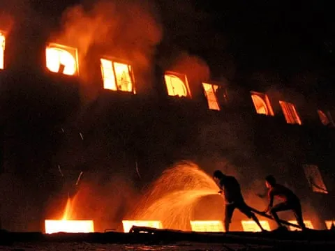 Hỏa hoạn thiêu rụi chung cư, ít nhất 41 người thiệt mạng