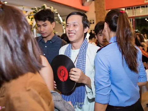 Hoài Linh ở tuổi 50 - giàu có, giản dị và chẳng giống ai