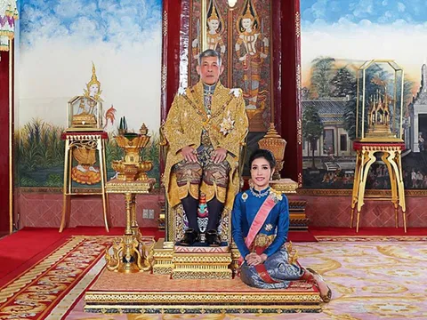 Hoàng quý phi Thái Lan mắc bẫy tranh chỗ ngồi cạnh nhà vua?