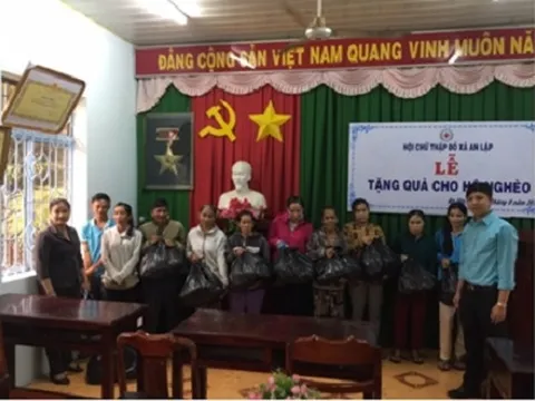 Hội Chữ thập đỏ xã An Lập:Tặng quà cho người nghèo, khó khăn