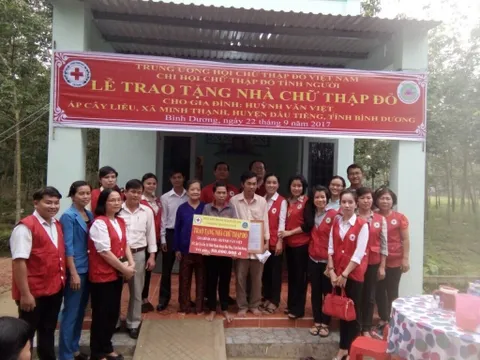 Hội Chữ thập đỏ xã Minh Thạnh (Bình Dương): Trao tặng 2 căn nhà Chữ thập đỏ cho người nghèo