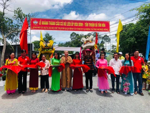 Bàn giao cầu nông thôn và tặng quà cho bà con nghèo