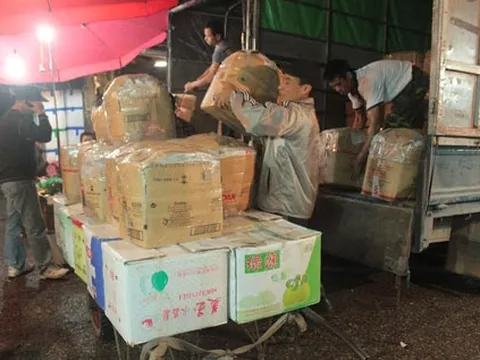 Hối hả bán buôn, làm thêm "kiếm" Tết