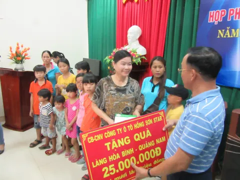 Trao 25 triệu đồng và nhiều suất quà cho làng Hòa Bình