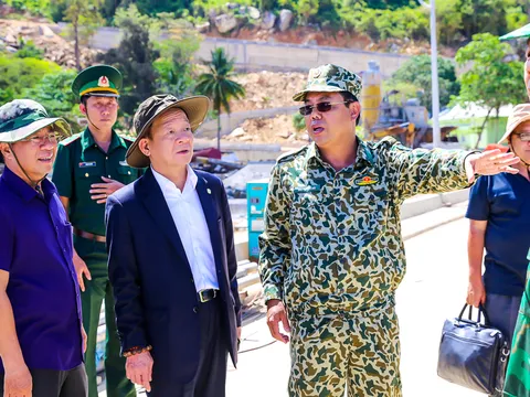 Lãnh đạo tỉnh Cà Mau và T&T Group thăm và tặng quà cán bộ chiến sỹ làm nhiệm vụ trên đảo Hòn Khoai