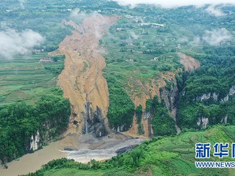 Lở đất chặn đứng dòng sông ở tỉnh Hồ Bắc, Trung Quốc