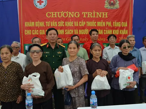 Hưng Yên: Khám bệnh, tặng quà cho các gia đình chính sách