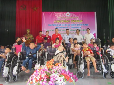 90 chiếc xe lăn đến với trẻ em khuyết tật tỉnh Hà Nam