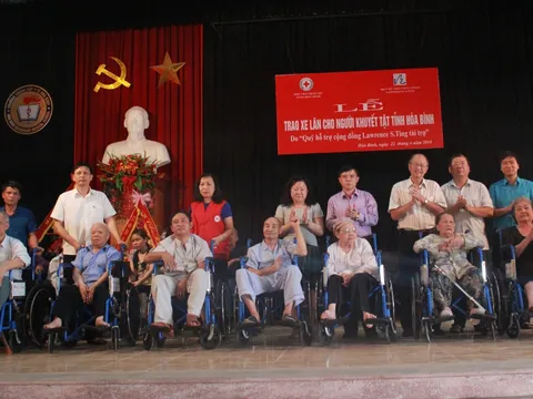 Hòa Bình: Trao xe lăn cho người khuyết tật
