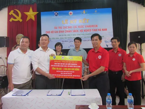 Hỗ trợ 300 máy lọc nước cho các hộ gia đình nghèo tỉnh Hà Nam