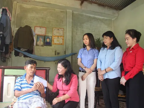 Tình người sau bão lũ...