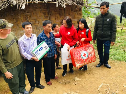 Hàng nghìn suất quà Tết đến tay người khó khăn