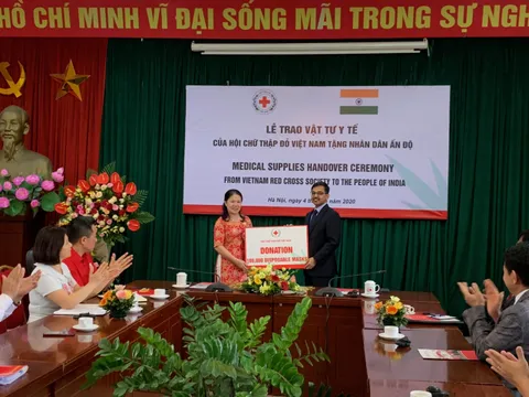Hội Chữ thập đỏ Việt Nam trao tặng vật tư y tế  cho nhân dân Ấn Độ