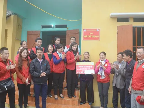 Quảng Ninh: Trao quà Tết cho người nghèo ở Quảng Yên