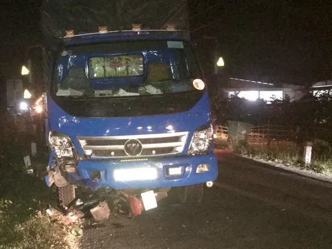 Xe máy đấu đầu xe tải 2 người thương vong