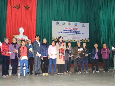 Khám bệnh nhân đạo và tặng quà cho hộ nghèo