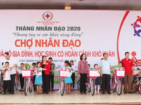 Trưởng Ban Dân vận TƯ Trương Thị Mai trao quà cho người dân có hoàn cảnh khó khăn