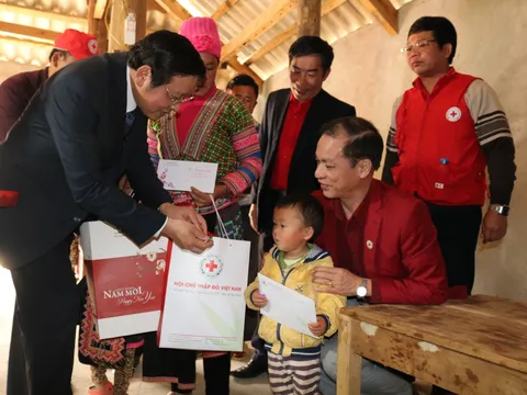 Tặng quà Tết cho đồng bào nghèo tại tỉnh Lai Châu