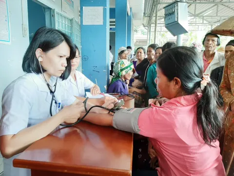 Khám bệnh và cấp thuốc miễn phí cho dân nghèo ở Kon Tum