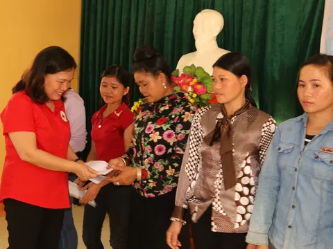 Hội Chữ thập đỏ Hải Phòng chia sẻ ân tình với người dân vùng lũ Yên Bái