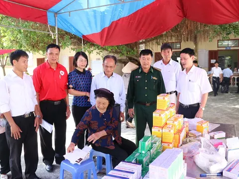 Hải Phòng: Trao tặng tủ thuốc cho tàu vươn khơi