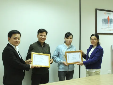 Khen thưởng nhân viên nhặt được gần 100 triệu đồng trả lại khách