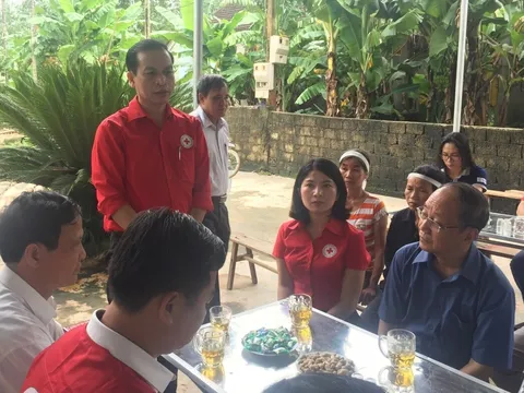 Thăm hỏi các gia đình bị ảnh hưởng mưa lũ ở Nghệ An