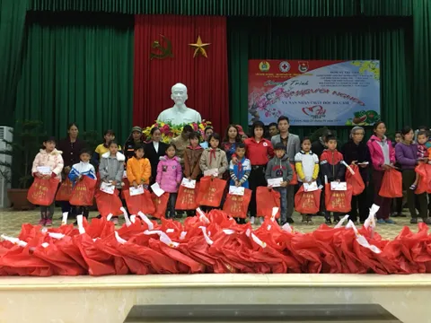 Trao 200 suất quà cho người nghèo và nạn nhân chất độc da cam tỉnh Ninh Bình