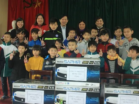 Tặng quà các cháu khuyết tật, trẻ mồ côi