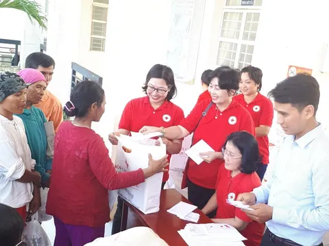 Khám bệnh miễn phí cho đồng bào dân tộc vùng cao Ninh Thuận