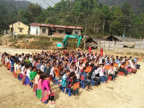 Giảm bớt khó khăn trong học tập cho trẻ em dân tộc thiểu số