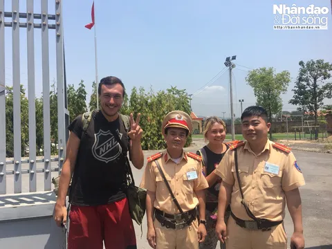 CSGT Quảng Ninh mua vé giúp khách du lịch nước ngoài về Hà Nội