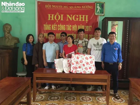 Thủ môn Bùi Tiến Dũng tham gia tặng quà cho hội viên hội người mù tại Thanh Hoá