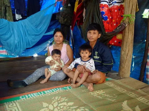 Vợ chồng nghèo nuôi con suy thận nặng mong có ngôi nhà che mưa che nắng