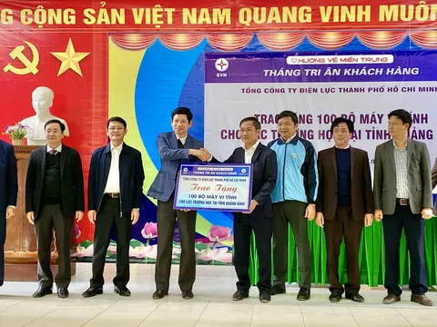 Trao tặng 100 bộ máy tính tới các trường học tại Quảng Bình
