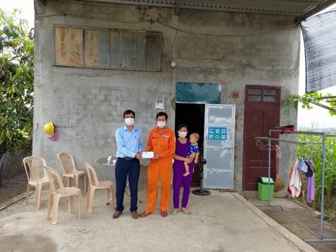 Công ty Điện lực Quảng Bình thăm hỏi, hỗ trợ người lao động khó khăn