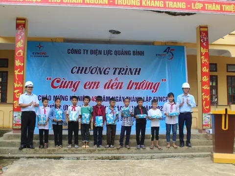 Trao 50 suất quà đến học sinh vùng cao Quảng Bình